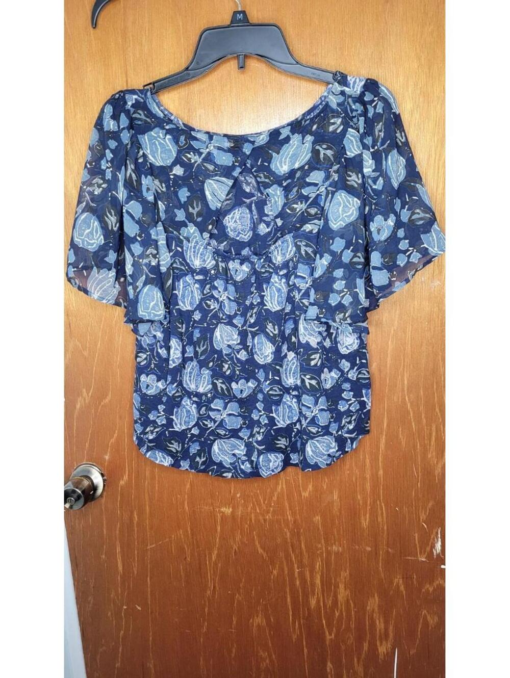 Lucky Brand Women's Flutter Sleeve T-Shirt Floral Cut Out Back Blue white Sz M - Picture 2 of 8